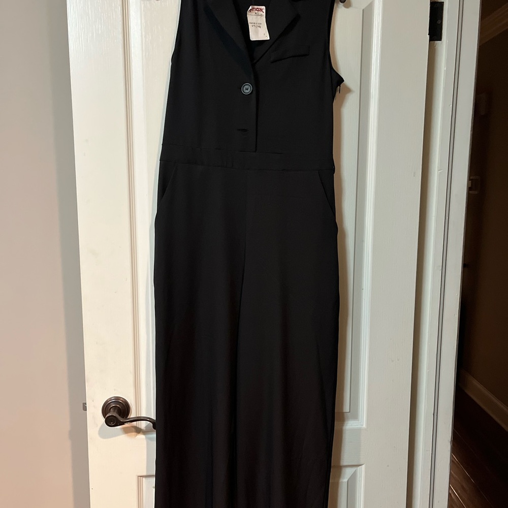 Ladies jumpsuit Sz L, NWT, color Blk